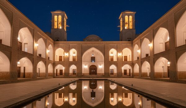 جادوی شب‌های کاشان راهنمای بازدید شبانه از خانه‌های تاریخی